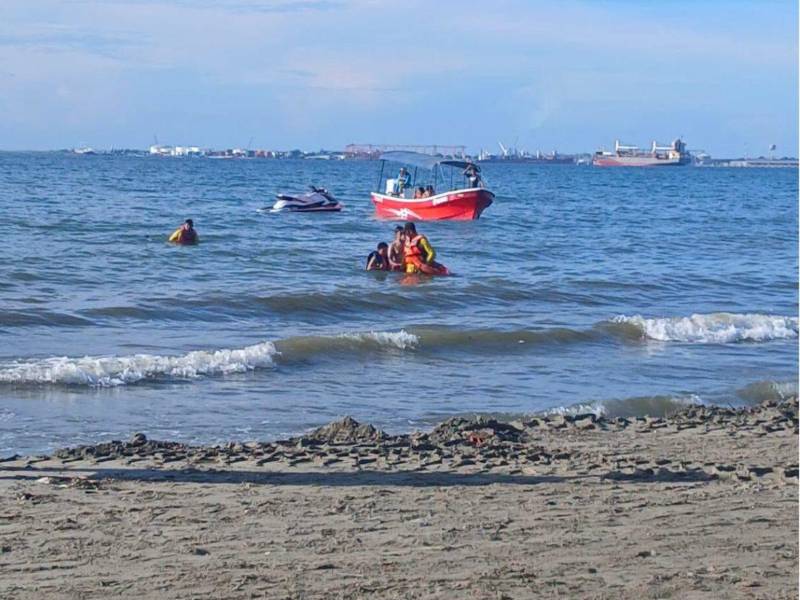 Los dos menores fueron rescatados por el Cuerpo de Bomberos en aguas de Puerto Cortés y posteriormente entregados a sus familiares.
