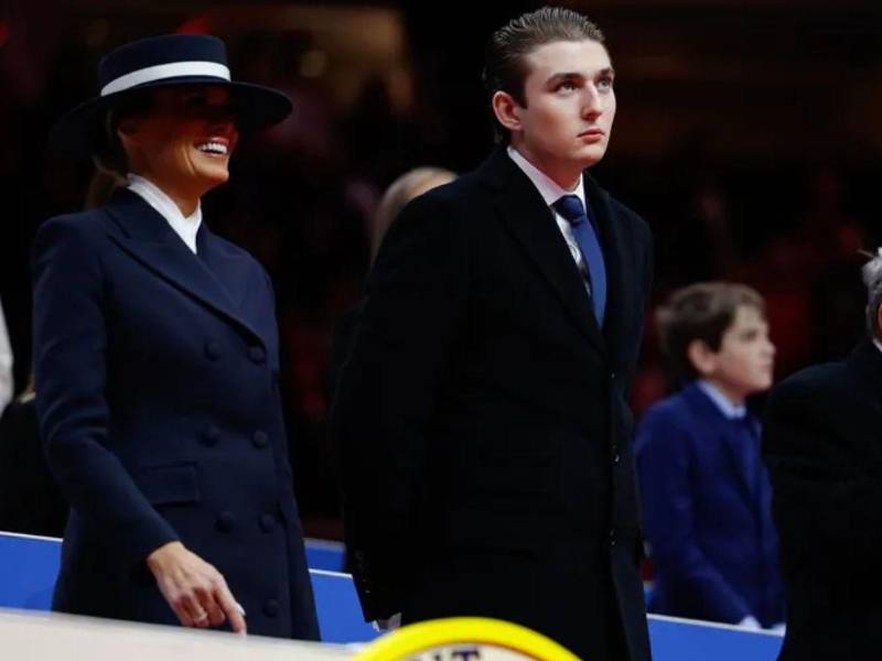 La primera dama de Estados Unidos, Melania Trump, junto a su hijo, Barron.