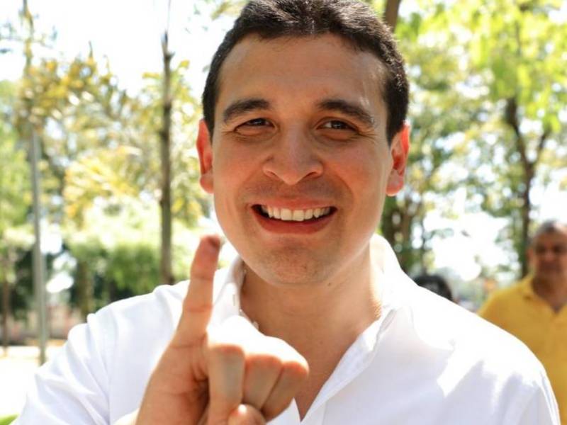 Melvin Ferraro muestra la mancha de tinta indeleble luego de ejercer el sufragio.