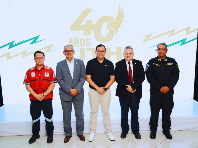 Daniel Rivera, representante de la Cruz Roja, el rector de UTH Javier Mejía, Miguel Mejía, runners, Edgardo Enamorado, secretario general de UTH y Eduardo Lanza el comisionado de la Policía en el Valle de Sula.