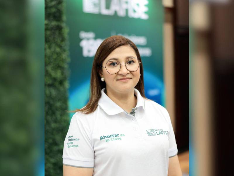 Kenia Cárcamo, jefe del Producto de Vivienda de Banco LAFISE, explicó las opciones de financiamiento y asesoría disponibles para los visitantes de la expo.