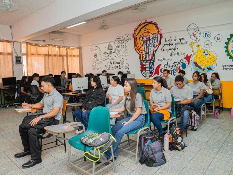 Igual que el resto de modalidades, para los de la educación híbrida, los uniformes y la matrícula son gratuitos.