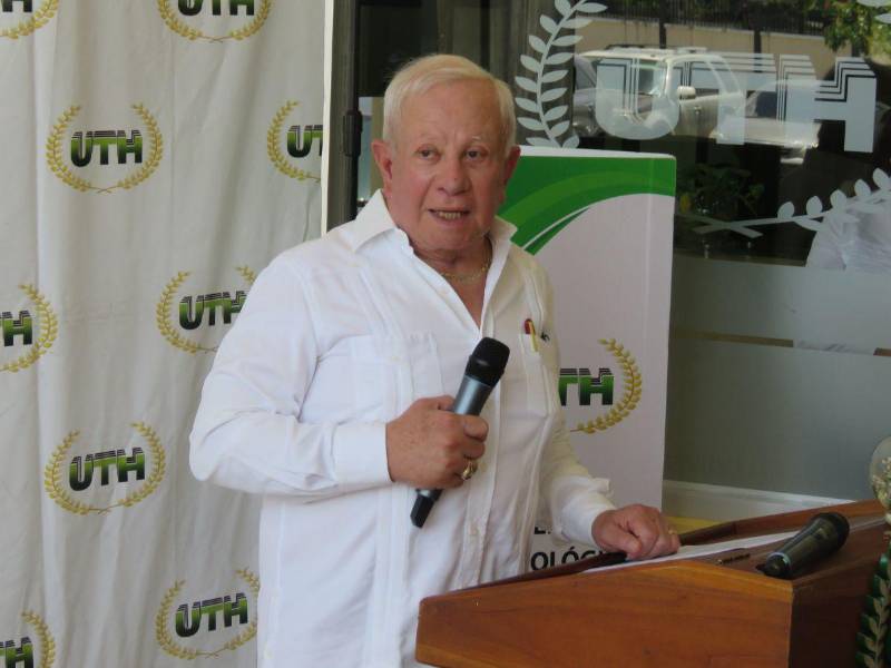 Don Roger Valladares, fundador de la Universidad Tecnológica de Honduras.