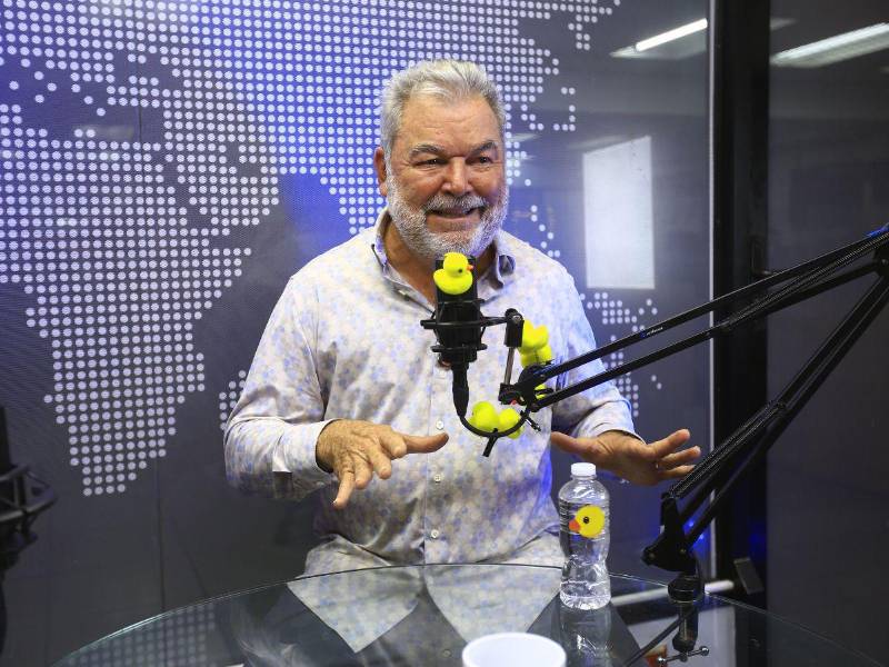 El alcalde Roberto Contreras decoró su micrófono con pollos haciendo alusión al apodo con el que es conocido y usado en su campaña política. También personalizó su bote de agua.