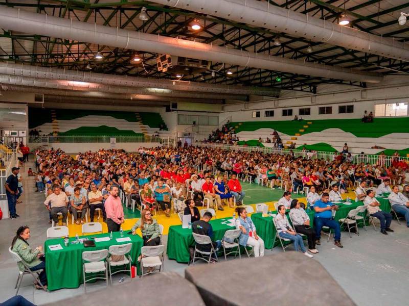 Rostros de agradecimiento invadieron el gimnasio municipal en la entrega de la tercera ayuda humanitaria a familias sampedranas.