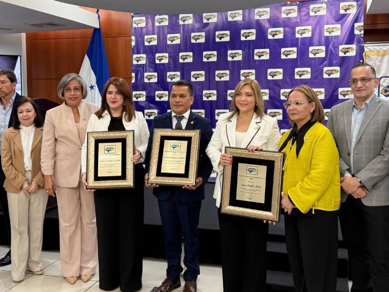 Cohep otorga reconocimiento a los consejeros Cossette López, Ana Paola Hall y Carlos Cardona.