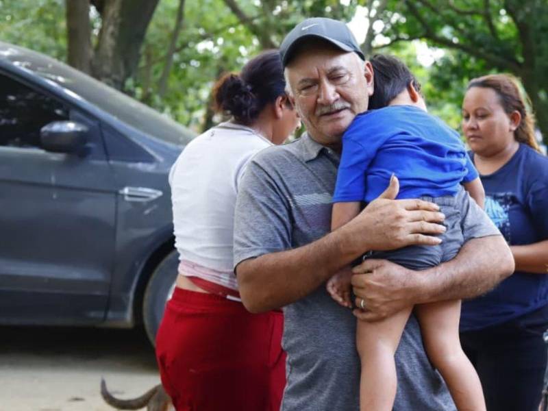 El abuelo de Mateo Natarén lo abraza profundamente tras ser hallado.