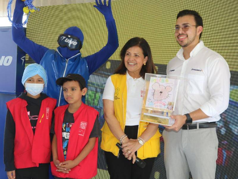 Durante el evento niños de la Fundación entregaron a Eduardo Idiáquez un dibujo como muestra de gratitud y alegría.
