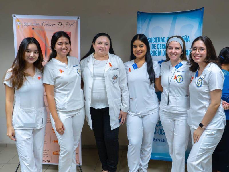La dermatóloga Claudia Gutiérrez junto a estudiantes de medicina durante la jornada de prevención de cáncer de piel 2024.