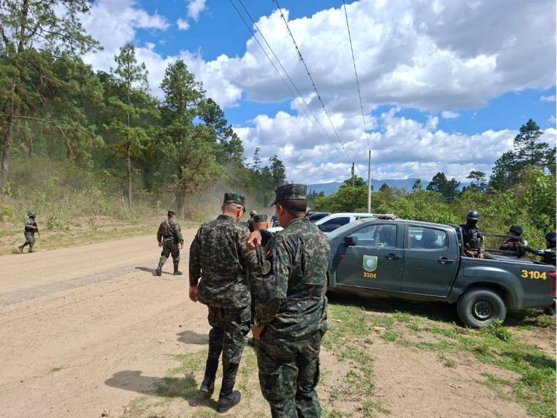 Cuerpos de seguridad participaron en la recuperación de un terreno forestal en Yoro. Según abogados, el predio permaneció invadido durante tres años y fue recuperado tras la entrada en vigor de la nueva ley.