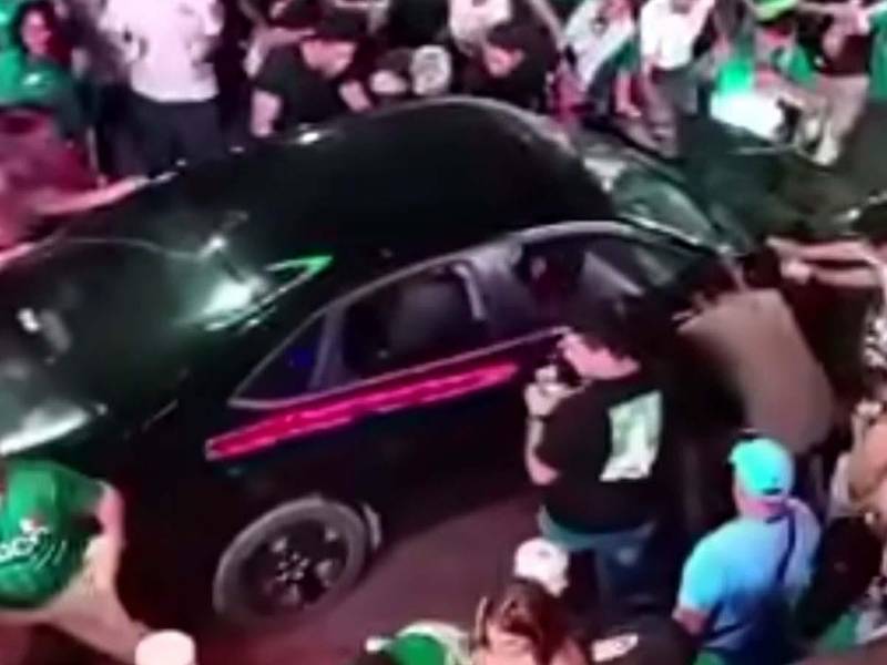 Aficionados celebraban el triunfo de México cuando un vehículo irrumpió en la multitud en Cabo San Lucas, provocando caos y varios heridos.
