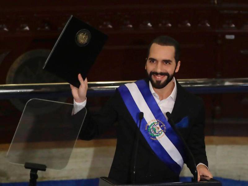Nayib Bukele tiene dos períodos consecutivos en la presidencia de El Salvador, terminando su segundo mandato en 2029.