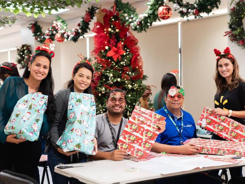 Con alegría los asociados de Walmart envolvieron los regalos que llevarían sonrisas.