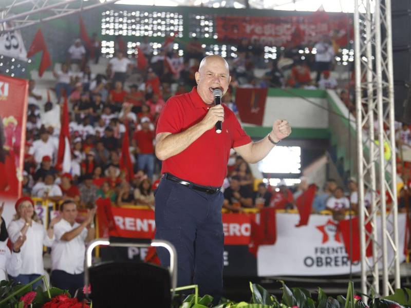 Rodolfo Padilla en su cierre de campaña en el Gimnasio Olímpico.