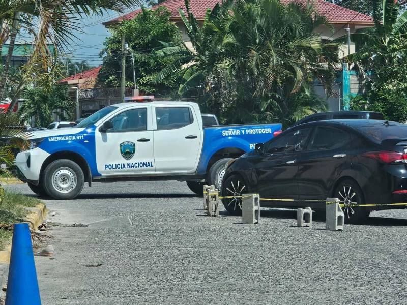 Vehículo negro en el que se conducía el joven tiroteado.
