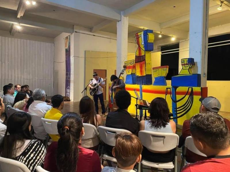 El público disfruta de un espectáculo variado con artistas nacionales, quienes brindan un contenido de provecho cultural.