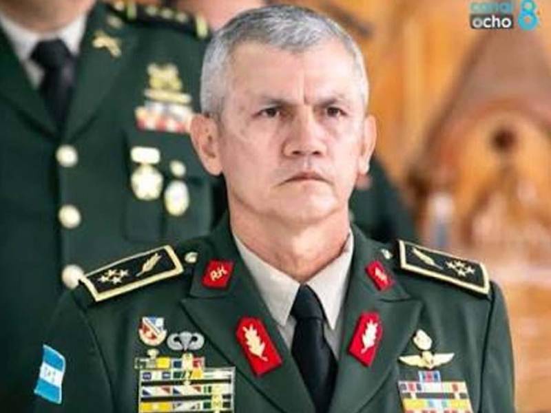 Roosevelt Hernández, exjefe del Estado Mayor Conjunto de las Fuerzas Armadas, enfrenta una acusación del Ministerio Público por dos delitos que podrían derivar en penas de prisión e inhabilitación para ejercer cargos públicos.