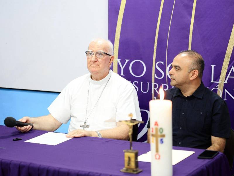 El arzobispo Miguel LKenihan y el párroco Luis Estévez en conferencia de prensa.