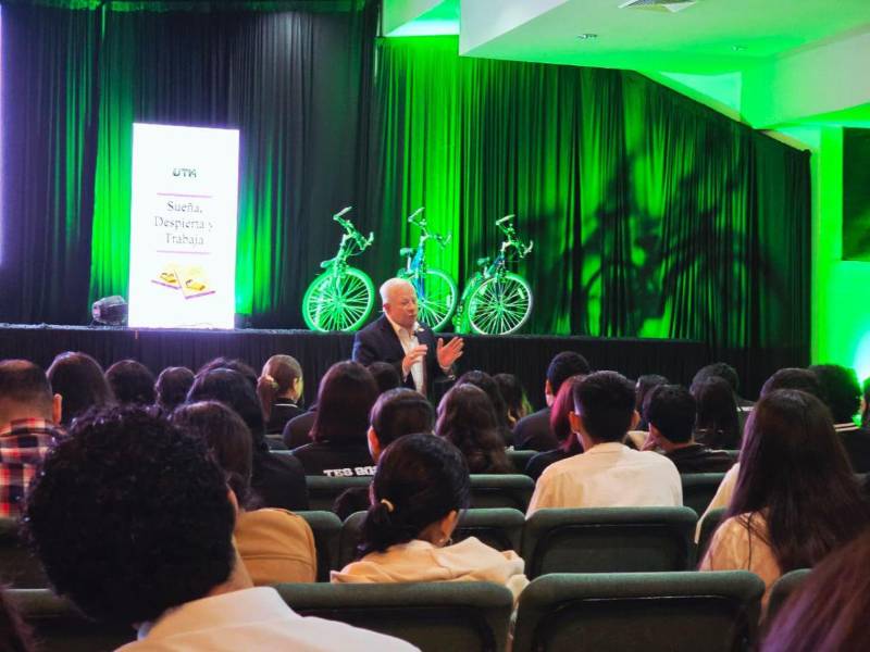 Una mañana llena de inspiración marcó el encuentro en UTH, donde estudiantes sampedranos recibieron un mensaje transformador sobre sueños, trabajo y propósito por parte del Presidente de UTH, Don Roger Valladares.