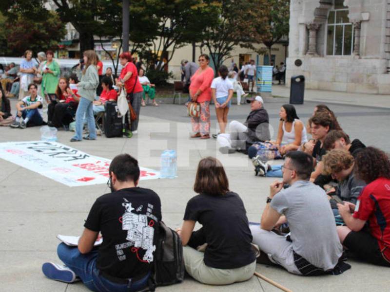 según los convocantes, ha denunciado el modelo de desarrollo de la vivienda en Cantabria que, los asistentes han denunciado, expulsa del territorio.
