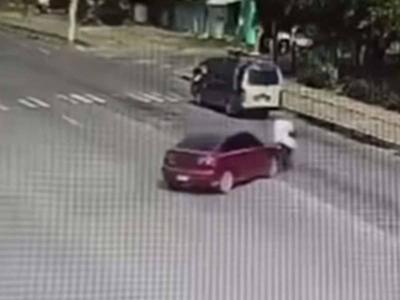 Captura del video donde Ofelia María Vásquez Forgas atropella a su expareja.