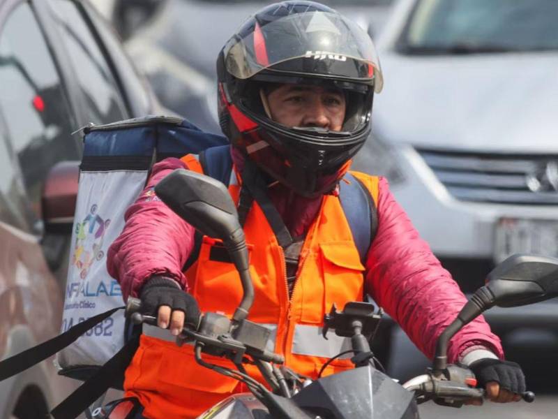 La Dirección Nacional de Vialidad y Transporte (DNVT) reiteró que el chaleco reflectivo que deben portar los motociclistas en el país debe ser de color anaranjado.