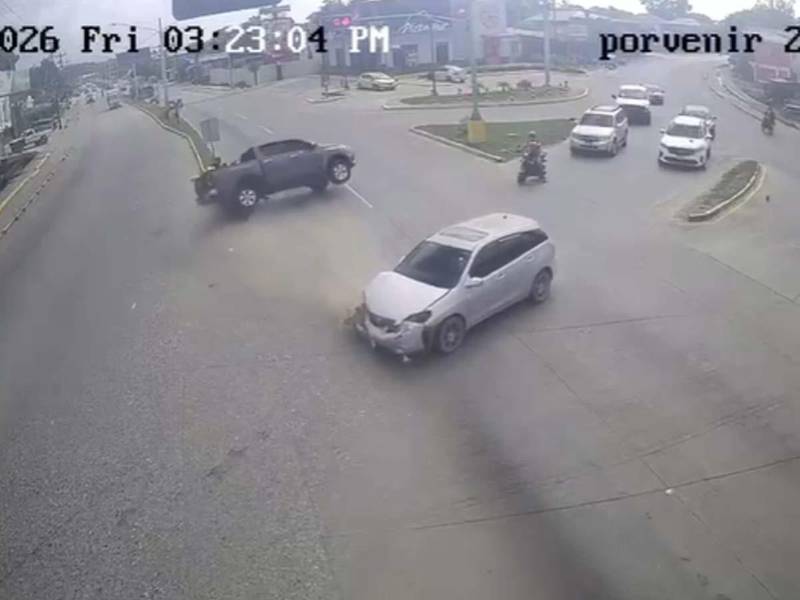El accidente ocurrió en el cruce de semáforos del barrio El Porvenir de Puerto Cortés y quedó registrado por cámaras de vigilancia.