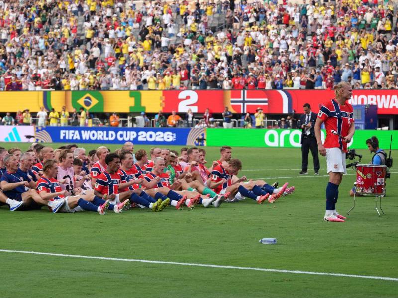 La afición noruega se vuelve loca al ver a Haaland pegándole al tambor.