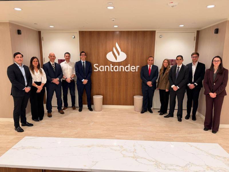 Javier Atala, Presidente Ejecutivo de Banco Ficohsa e Ignacio Dolega, Managing Director de Latin America Private Debt Solutions de Santander acompañados de ejecutivos de ambas instituciones (Ficohsa y Santander).