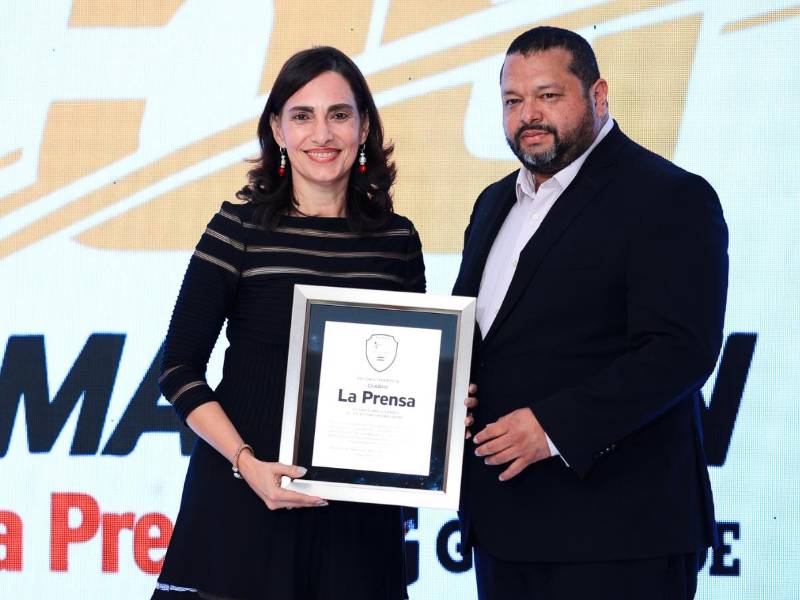 Calixto entregó un reconocimiento a la licenciada Lizza Bobadilla por la labor de La Prensa con la Maratón.FOTO: YOSEPH AMAYA.