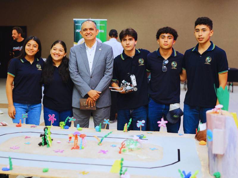 Javier Mejía, Rector de UTH junto a estudiantes que presentaron sus proyectos tecnológicos durante la Feria Edutech 2026.
