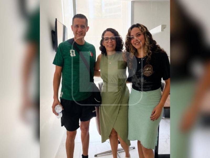 El diputado Morales junto al equipo médico de terapia de recuperación.