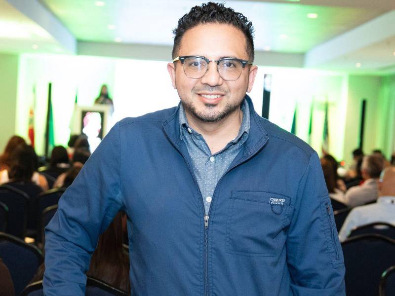 Arnold Reyes, endocrinólogo del Mario Rivas, participa en un congreso médico.