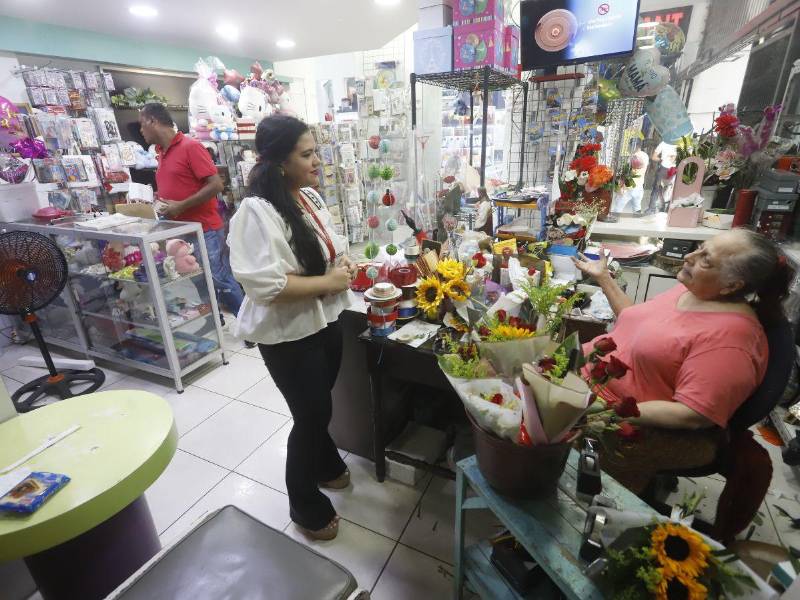 Doña Estelvina Turcios viuda de Sikaffy atiende su negocio personalmente.