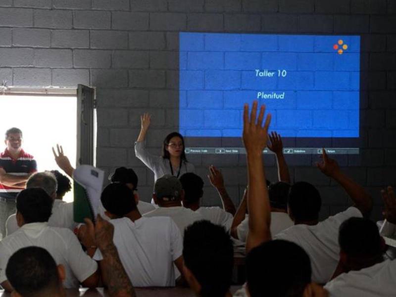 Programa de paz impulsa cambio en cárceles de Honduras.