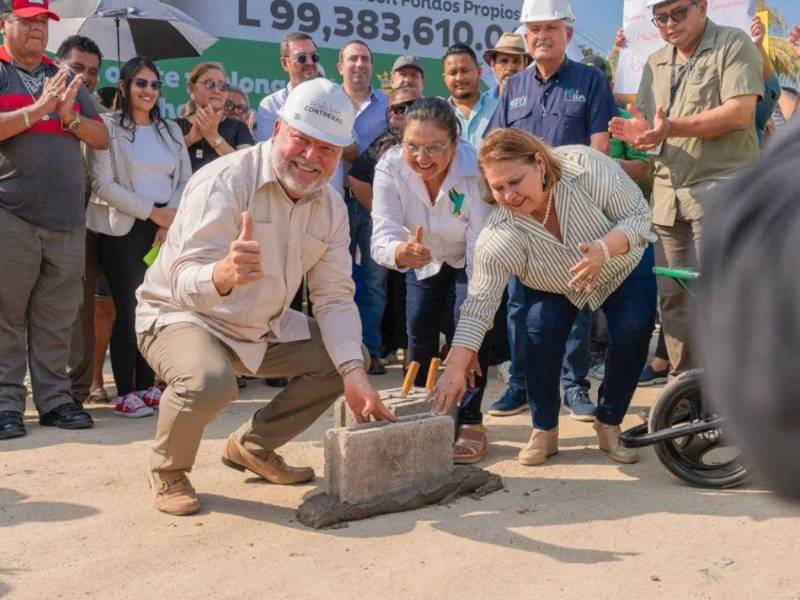 El alcalde Roberto Contreras y dos de sus corporativas en marzo del 2025 cuando colocaron la primera piedra de proyecto que nunca se ejecuto por los fondos redirigidos.