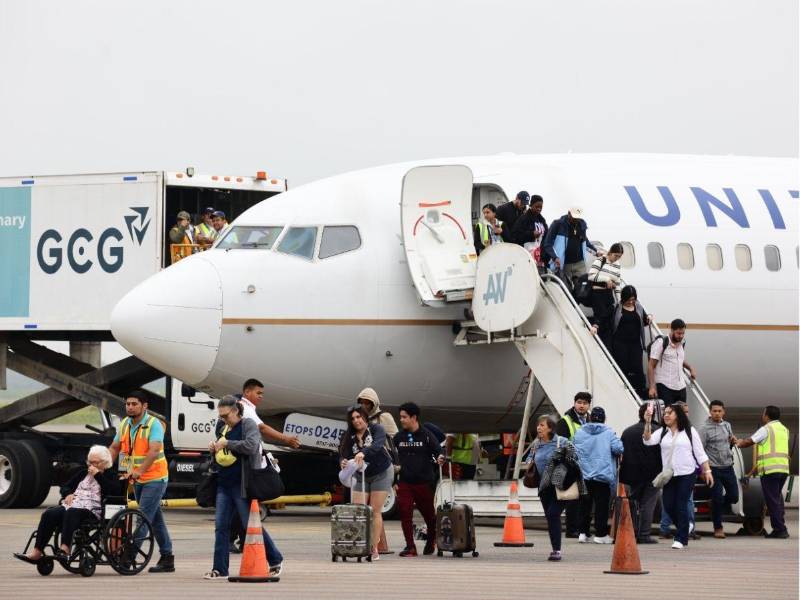 En el aeropuerto internacional Ramón Villeda Morales operan más de diez aerolíneas nacionales e internacionales, y las autoridades buscan atraer más, especialmente de bajo costo.