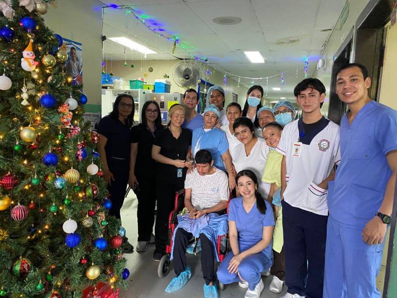 Personal del hospital Mario Rivas realizan despedida para Jorge Mejía.