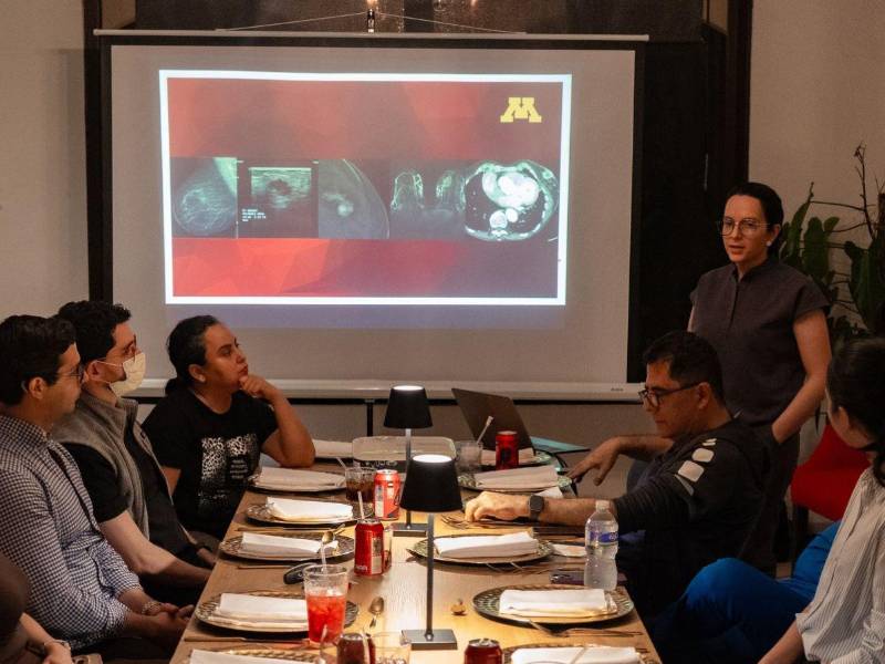 Médicos participan en una jornada de capacitación e intercambio de conocimiento.