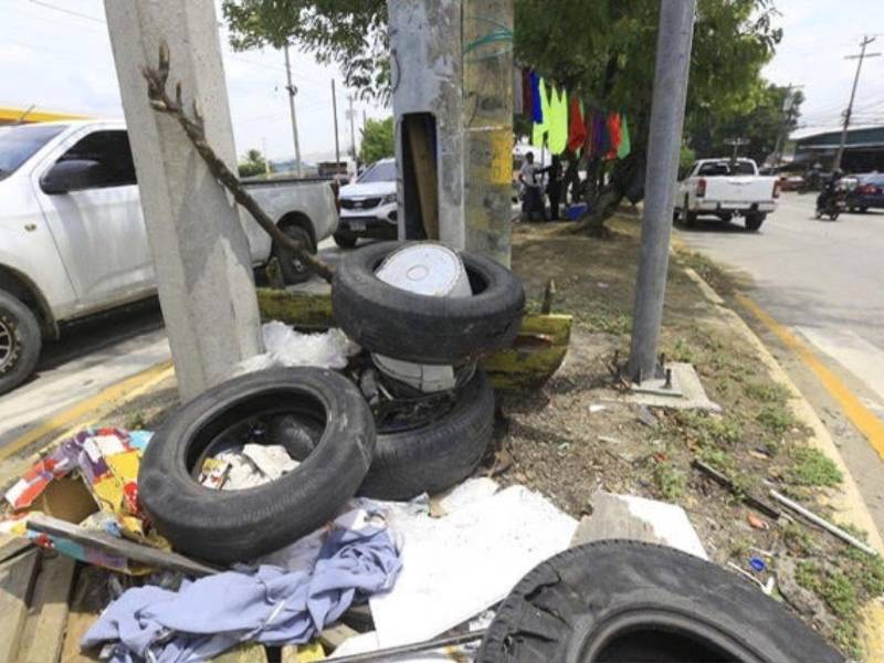 Las medianas de los bulevares se han convertido en basureros clandestinos donde tiran de todo hasta llantas que cuando llueve se llenan de agua y se convierten en criaderos de zancudos.