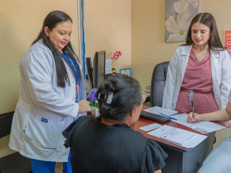 La doctora Claudia Gutiérrez y estudiantes de la Universidad Católica de Honduras brindan atención a una paciente que llegó a la jornada para evaluación de lunares.