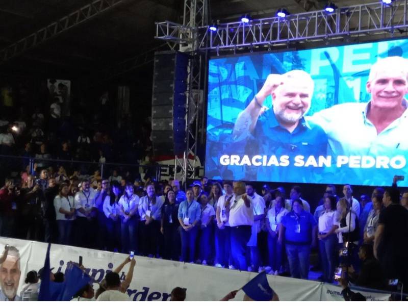 Burbara fue acompañado por los candidatos a diputados de Cortés y los aspirantes a designados presidenciales.