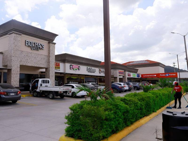 Plaza comercial en el bulevar del este.