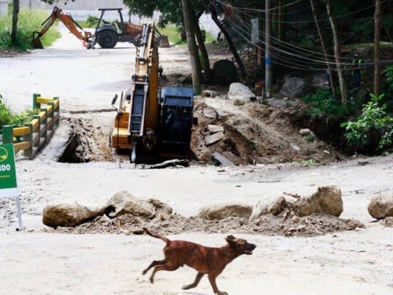 El puente para ingresar a Armenta fue demolido y está en construcción. Costará a los sampedranos L23 millones.