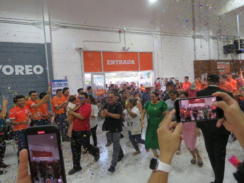 Centenares de copanecos ingresaron por primera vez a la nueva sucursal de La Mundial.