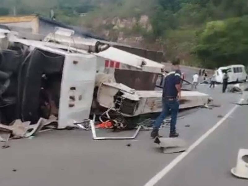 Un fuerte accidente de tránsito se registró la tarde de este miércoles entre una rastra y un bus que trasladaba a agentes policiales en la cuesta de El Rodeo.