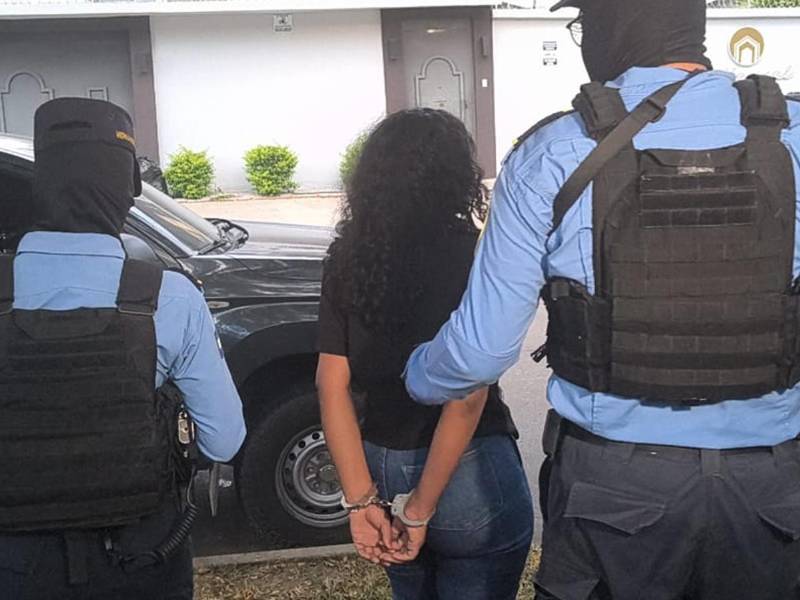 Alias “La Morena”, de 25 años, fue detenida por agentes de la DAET en la colonia La Aurora de San Pedro Sula, señalada por presunta extorsión.