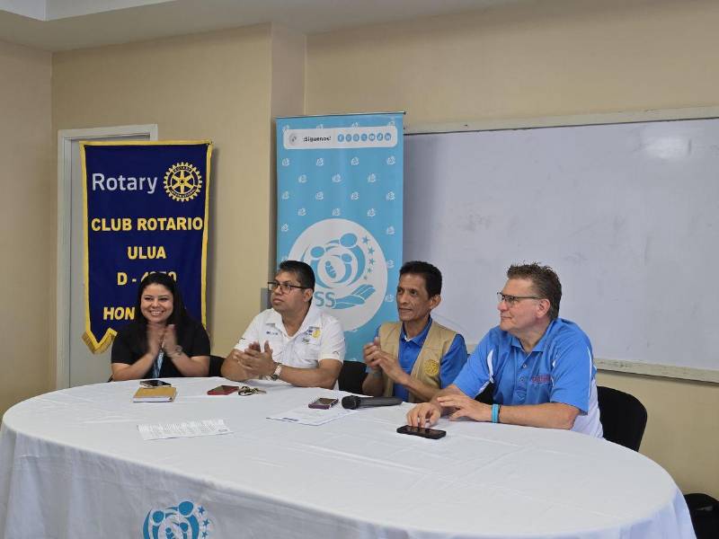 Médicos del IHSS, representantes del Club Rotario Ulúa y Rob Raylman de Gift of Life, durante la conferencia de prensa en el hospital regional.