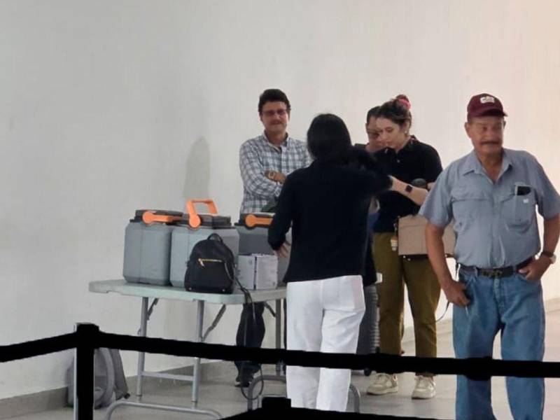 Los viajeros son vacunados contra el Sarampión en la Terminal B, frente a las tiendas Pronto en el aeropuerto internacional Ramón Villeda Morales.