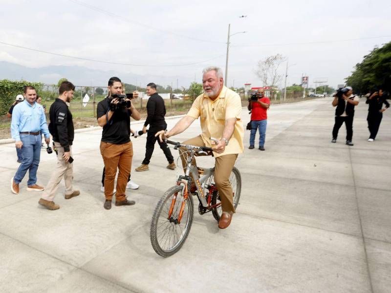 Roberto Contreras dio un paseo en bicicleta antes de abrir la trocha.
